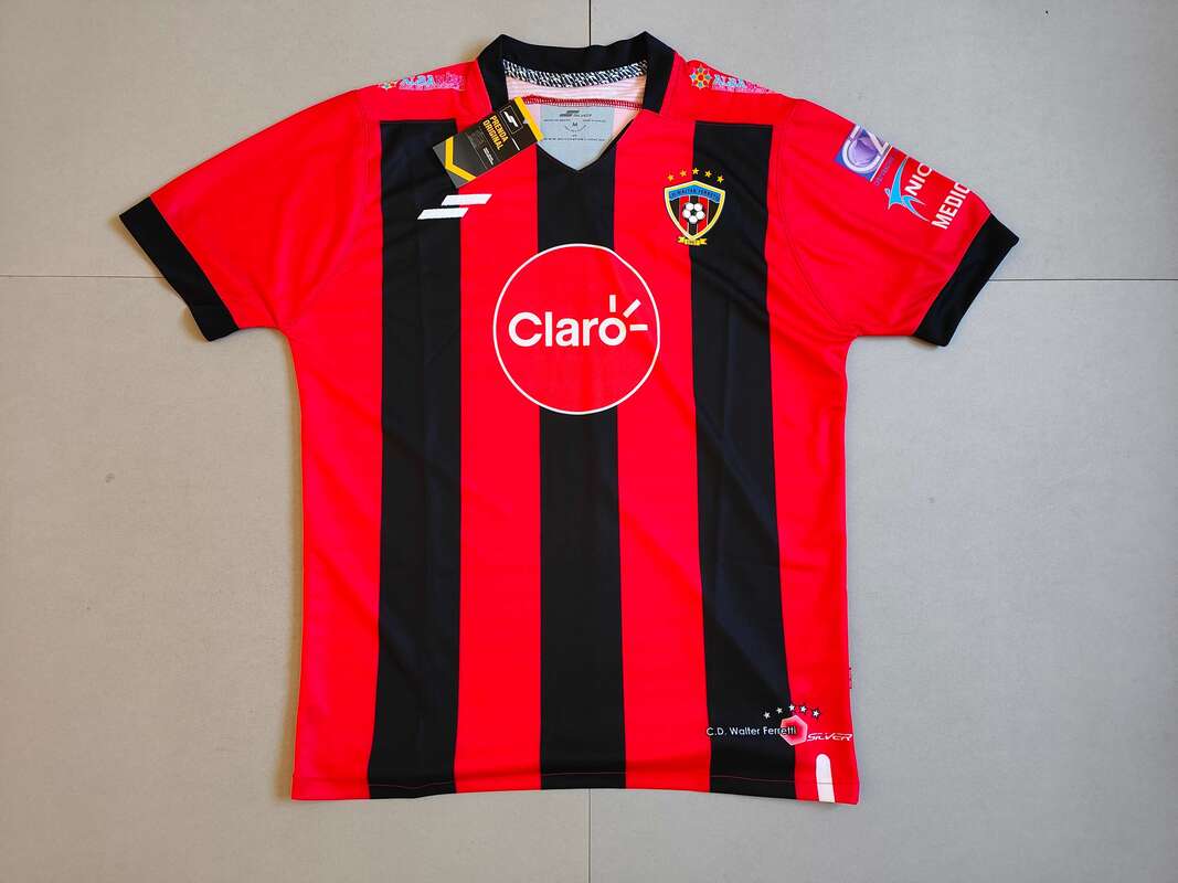 C.D. Walter Ferretti Home 2015/2016 Football Shirt Manufactured By Silver Sport. The Club Plays Football In Nicaragua.