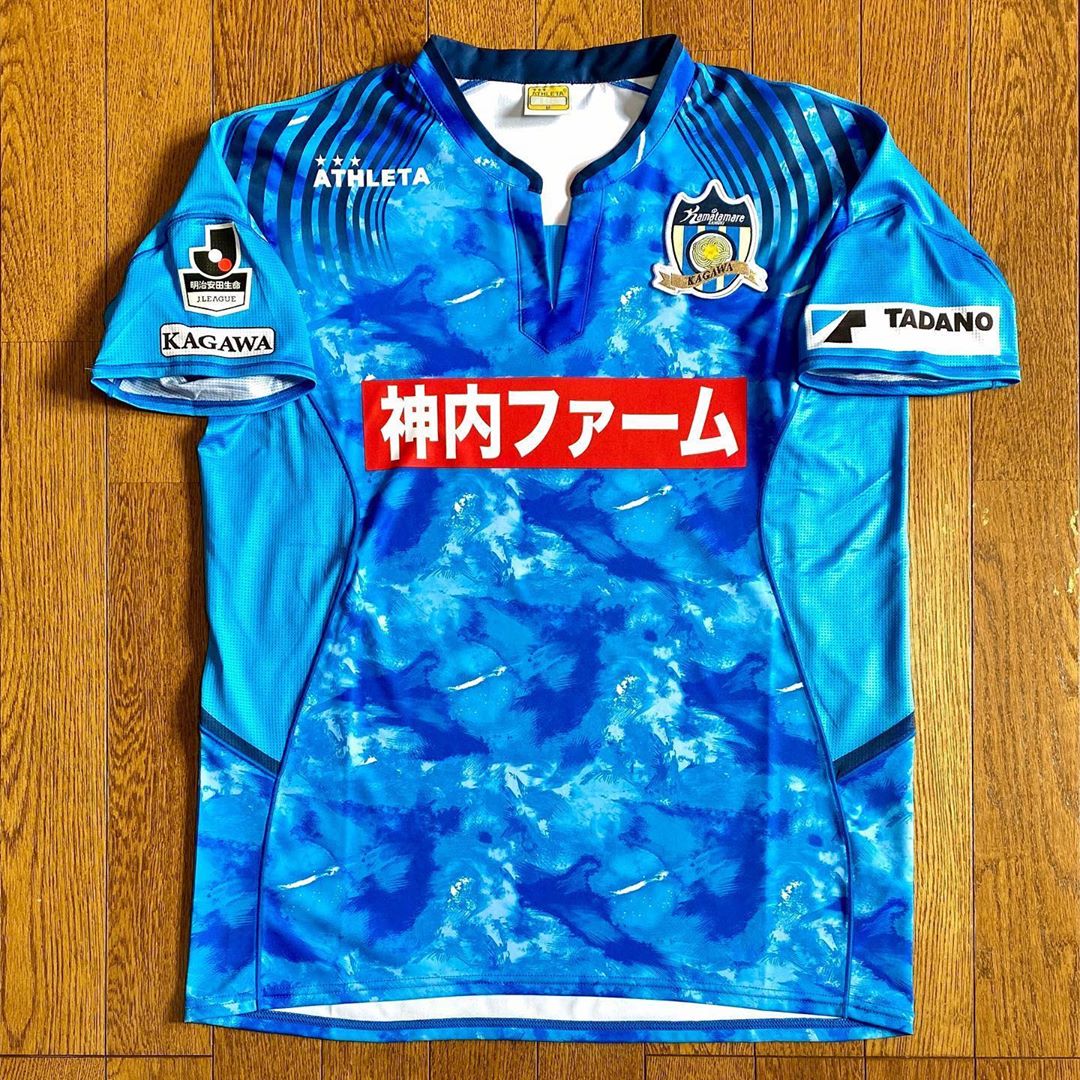 Kamatamare Sanuki Home 2007 Football Shirt Manufactured By Athleta. The club plays football in Japan.