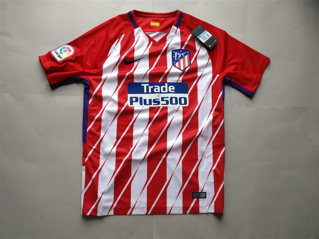 Club Atlético de Madrid Home 2017/2018 shirt. BNWT. Medium. Club football shirts 