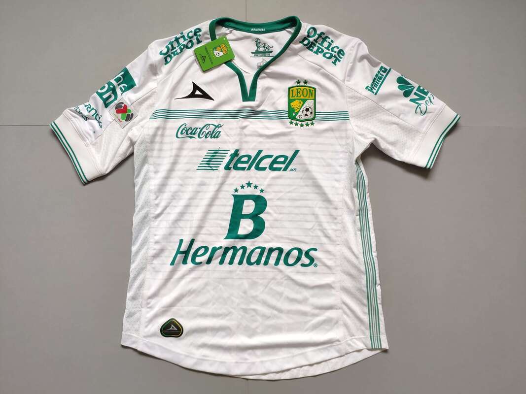 Club León Away 2015/2016 Football Shirt Manufactured By Pirma. The Club Plays Football in Mexico.