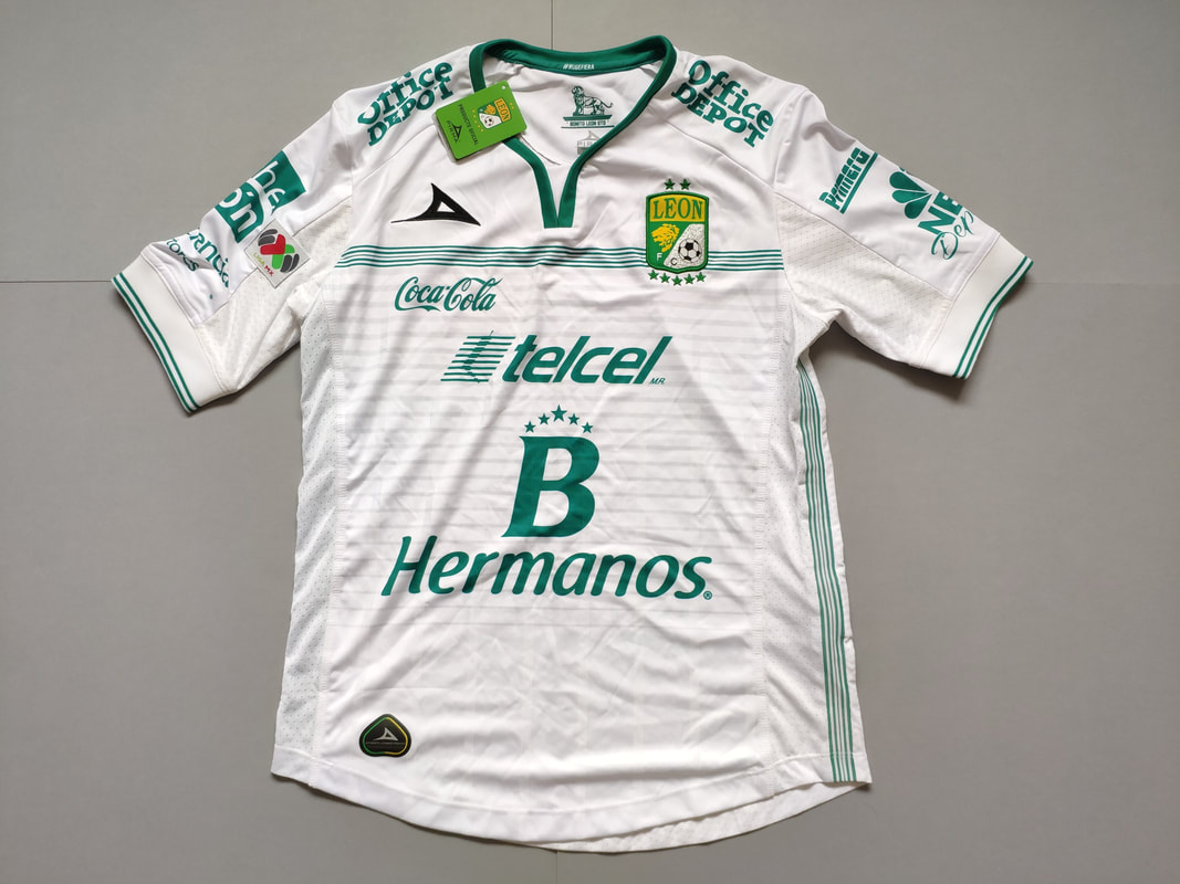 Club León Away 2015/2016 Football Shirt Manufactured By Pirma. The team plays football in Mexico.